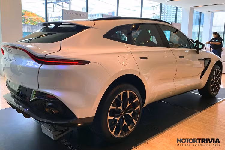 Xe được trang bị hệ thống treo khí nén thích ứng, có thể điều chỉnh khoảng sáng gầm, tăng tối đa 45 mm và giảm tối đa 50 mm. Khả năng lội nước của Aston Martin DBX là 500 mm.