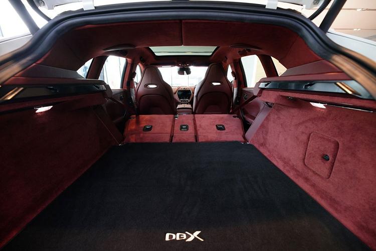 Khoang hành lý của DBX có dung tích hơn 632 lít, rộng hơn Bentley Bentayga (430 lít) và Urus (614 lít), và có thể tăng lên 1.415 lít nếu gập hàng ghế sau. Dưới sàn cốp sau còn có ngăn chứa đồ 62 lít.