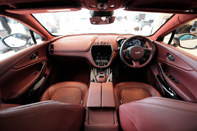 Nội thất của xe được thiết kế sang trọng, ghế và một số bộ phận được bọc da thật và có các chi tiết trang trí bằng nhôm. Xe còn có cửa sổ trời toàn cảnh. Cửa kính xe không khung tạo cảm giác rộng rãi khi nhìn từ bên trong.