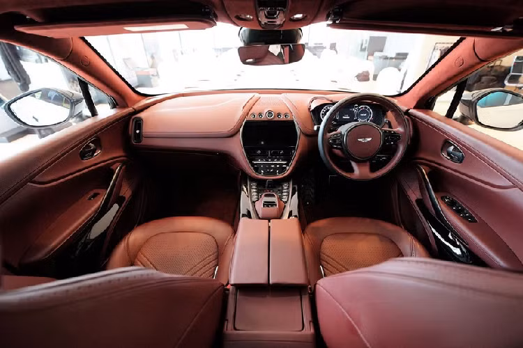 Nội thất của xe được thiết kế sang trọng, ghế và một số bộ phận được bọc da thật và có các chi tiết trang trí bằng nhôm. Xe còn có cửa sổ trời toàn cảnh. Cửa kính xe không khung tạo cảm giác rộng rãi khi nhìn từ bên trong.