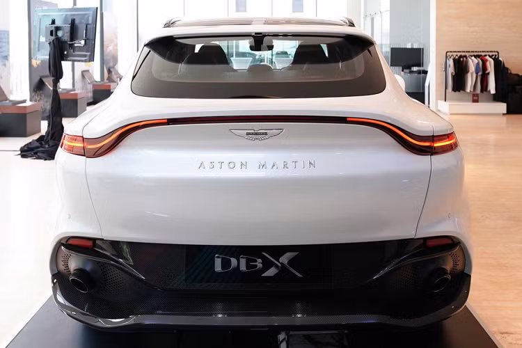 Những công nghệ đáng chú ý trên Aston Martin DBX gồm có hệ thống eARC (hệ thống điều khiển chống lật), hệ thống điện 48 Volt, 5 chế độ lái, có thể tùy chọn theo điều kiện đường xá, bao gồm Terrain, Terrain +,GT, S và S +.