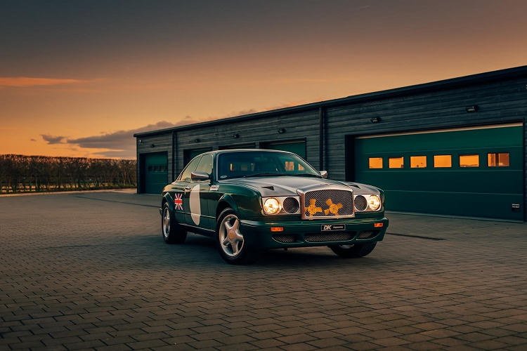 Đây vẫn là một chiếc Bentley, vì vậy sự sang trọng vẫn là một trong những yếu tố quan trọng hàng đầu. Nội thất của xe được trang bị chất liệu da bọc kim cương cùng các chi tiết được ốp gỗ trong cabin. Vào thời điểm 1997, chiếc giá xe Bentley Continental R Project 116 lên tới một tỷ lira Ý – tương đương với khoảng 612.000 USD.