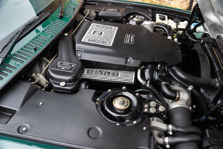 Từ đó, chiếc xe có khả năng sản sinh công suất lên tới 425 mã lực và mô-men xoắn lên tới 908 Nm.