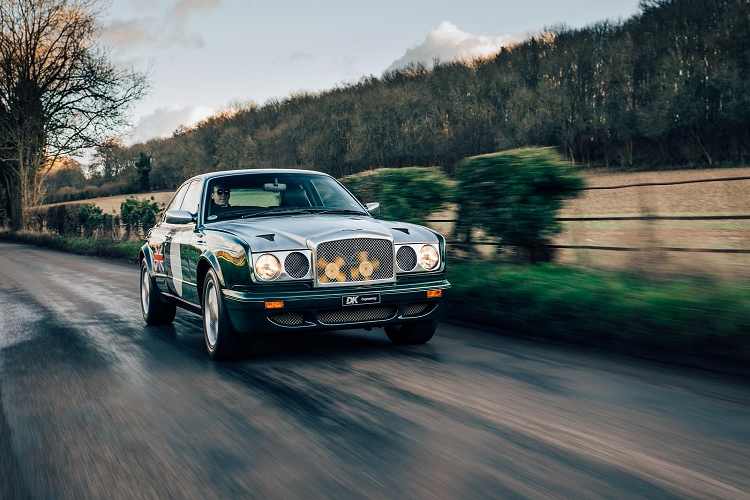 Thông qua một video được đăng tải gần đây, giới mê xe lại có cơ hội được biết đến một mẫu xe độc đáo cũng như có thể thấy những gì đằng sau tay lái của cỗ máy được chế tạo theo đơn đặt hàng riêng - đó là chiếc xe siêu sang Bentley Continental R Project 116 "hàng độc"