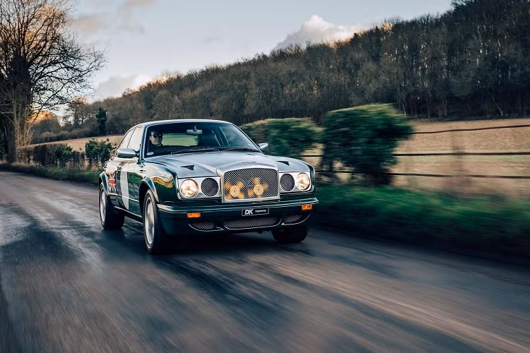 Thông qua một video được đăng tải gần đây, giới mê xe lại có cơ hội được biết đến một mẫu xe độc đáo cũng như có thể thấy những gì đằng sau tay lái của cỗ máy được chế tạo theo đơn đặt hàng riêng - đó là chiếc xe siêu sang Bentley Continental R Project 116 "hàng độc"