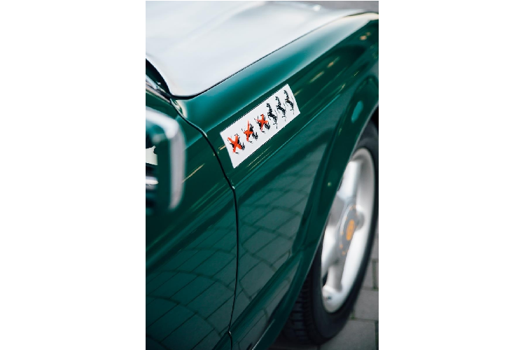 Bên trong khoang nội thất, Bentley đã đem tới một số thay đổi lớn như việc loại bỏ hàng ghế sau. Chiếc xe cũng đã được trang bị khung chống lật cùng đai an toàn đa điểm.