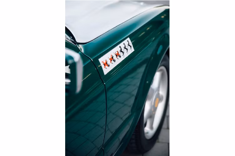 Bên trong khoang nội thất, Bentley đã đem tới một số thay đổi lớn như việc loại bỏ hàng ghế sau. Chiếc xe cũng đã được trang bị khung chống lật cùng đai an toàn đa điểm.