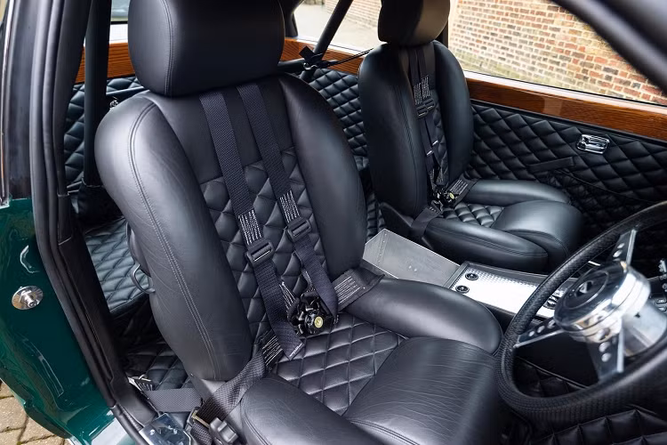 Xe đã được loại bỏ bớt hai đèn pha phía trước mỗi bên và thay vào bằng các phần lưới. Lưới tản nhiệt của xe vẫn được giữ nguyên so với các phiên bản thông thường nhưng phần cánh quạt bên trong đã được sơn màu vàng nổi bật và có thể nhìn thấy thông qua lớp lưới. Xe được trang bị các vè bánh rộng hơn so với phiên bản thương mại.