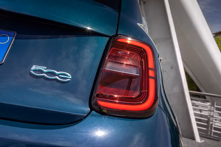 Khoang nội thất của Fiat 500 mới được thiết kế lại theo phong cách hiện đại, tối giản với một màn hình giải trí có kích thước 10,25 inch ở bảng điều khiển trung tâm. Đây là màn hình cảm ứng được tích hợp Apple CarPlay và Android Auto.