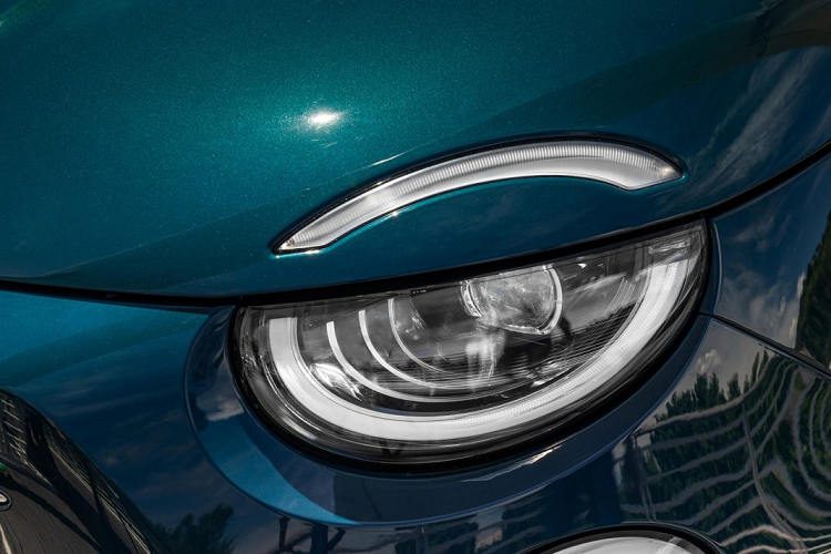 Sử dụng một bộ sạc nhanh 85kW, xe điện Fiat 500 2020 có thể đi được 49km sau khi được sạc trong vòng 5 phút và sau 35 phút, chiếc xe có thể sạc được 80% pin. Động cơ điện này có khả năng sản sinh công suất 116 mã lực, cho phép chiếc hatchback điện tăng tốc từ 0 – 100 km/h trong vòng 9 giây và có thể đạt tốc độ tối đa lên tới 150 km/h.