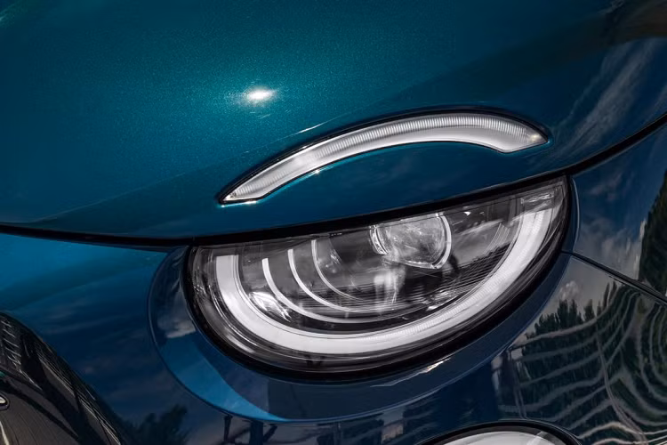 Sử dụng một bộ sạc nhanh 85kW, xe điện Fiat 500 2020 có thể đi được 49km sau khi được sạc trong vòng 5 phút và sau 35 phút, chiếc xe có thể sạc được 80% pin. Động cơ điện này có khả năng sản sinh công suất 116 mã lực, cho phép chiếc hatchback điện tăng tốc từ 0 – 100 km/h trong vòng 9 giây và có thể đạt tốc độ tối đa lên tới 150 km/h.