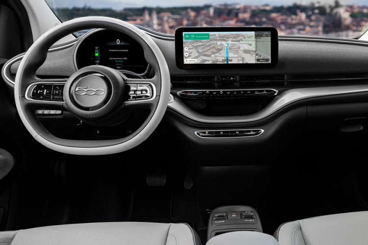 Theo Fiat, 500 Hatchback mới là chiếc xe đầu tiên trong phân khúc sẽ cung cấp khả năng lái tự động cấp độ 2 với sự hỗ trợ dành cho người lái bao gồm kiểm soát hành trình thích ứng thông minh, hệ thống cảnh báo chệch làn đường, hệ thống hỗ trợ tốc độ thông minh, cảnh báo điểm mù và hệ thống cảnh báo mất tập trung.