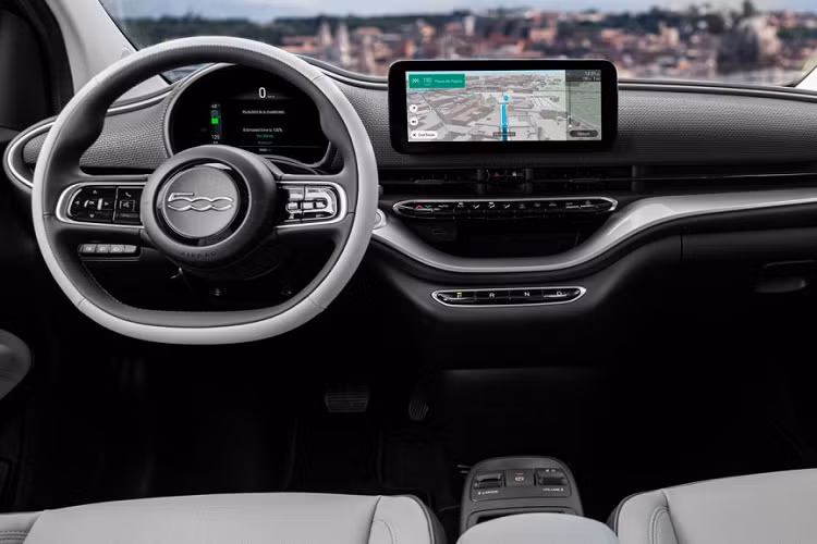 Theo Fiat, 500 Hatchback mới là chiếc xe đầu tiên trong phân khúc sẽ cung cấp khả năng lái tự động cấp độ 2 với sự hỗ trợ dành cho người lái bao gồm kiểm soát hành trình thích ứng thông minh, hệ thống cảnh báo chệch làn đường, hệ thống hỗ trợ tốc độ thông minh, cảnh báo điểm mù và hệ thống cảnh báo mất tập trung.