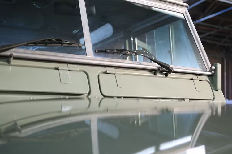 Cụ thể hơn, Zero Labs hiện đang cung cấp hai phiên bản Land Rover Series III 1971 – 1985 chạy điện, mang tên Classic và Beach. Bản Classic đại diện cho phiên bản mui cứng truyền thống, trong khi bản Beach có trang bị mui tháo ra được. Những chiếc xe “cổ mà mới” này có khung gầm tái chế tạo hoàn taonf với hệ thống treo độc lập toàn bộ.