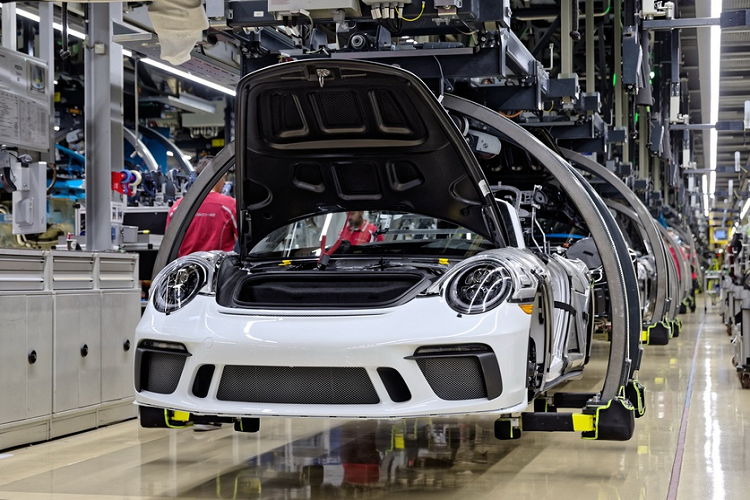 Hãng Porsche đã công bố chiếc Porsche 911 thế hệ 991 cuối cùng xuất xưởng tại nhà máy không được bán ra thị trường. Thay vào đó, siêu xe này đã được bán đấu giá bởi nhà thầu RM Sotheby, với giá thắng cuộc 500.000 USD (tương đương khoảng hơn 11,7 tỷ đồng).