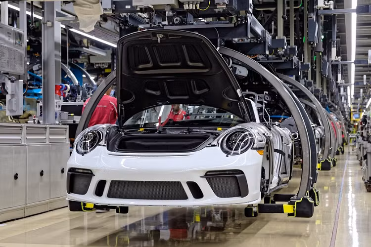 Hãng Porsche đã công bố chiếc Porsche 911 thế hệ 991 cuối cùng xuất xưởng tại nhà máy không được bán ra thị trường. Thay vào đó, siêu xe này đã được bán đấu giá bởi nhà thầu RM Sotheby, với giá thắng cuộc 500.000 USD (tương đương khoảng hơn 11,7 tỷ đồng).