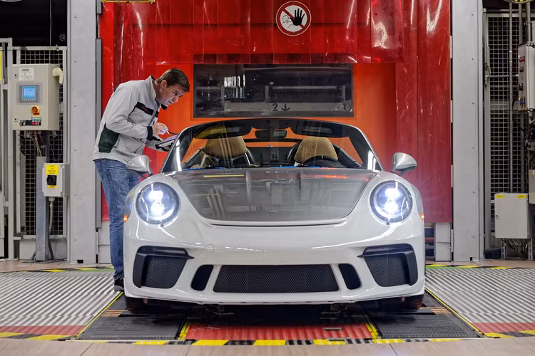 Toàn bộ số tiền thu được từ cuộc đấu giá siêu xe Porsche 911 cuối cùng này sẽ được ủng hộ cho Quỹ phòng chống dịch bệnh và giúp đỡ bệnh nhân nhiễm Covid-19 tại Mỹ.