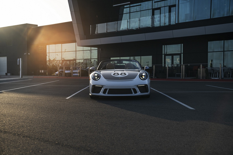 Trước đó vào cuối năm 2019, Porsche tuyên bố kết thúc sản xuất Porsche 911 thế hệ 991. Chiếc cuối cùng xuất xưởng là mẫu Porsche 911 Speedster, chấm dứt kỷ nguyên của dòng xe thể thao đắt khách 991 với 233.540 chiếc được sản xuất.