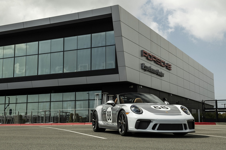 "Chúng tôi tự hào vì đã đóng góp được phần nào. Tôi cũng đánh giá cao sự hỗ trợ của RM Sotheby để biến chiếc Porsche 911 đặc biệt này trở thành một phần trong cuộc chiến chống dịch Covid-19", người điều hành Porsche nói thêm.