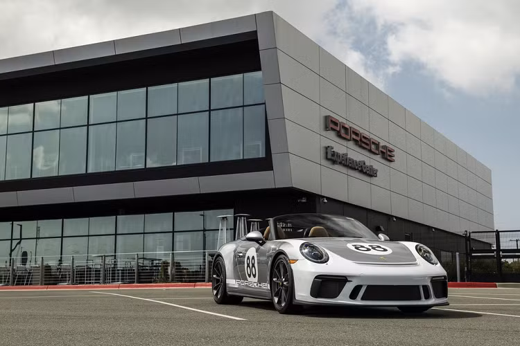 "Chúng tôi tự hào vì đã đóng góp được phần nào. Tôi cũng đánh giá cao sự hỗ trợ của RM Sotheby để biến chiếc Porsche 911 đặc biệt này trở thành một phần trong cuộc chiến chống dịch Covid-19", người điều hành Porsche nói thêm.