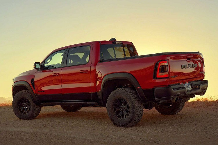 Ram 1500 TRX 2021 sở hữu không gian nội thất rộng rãi, sử dụng nhiều loại vật liệu, màu sắc khác nhau như: vải và nhựa cao cấp, da và da lộn đi kèm với các điểm nhấn màu đỏ và trang trí bằng sợi carbon. Bảng điều khiển trung tâm được bọc bằng da, vô lăng đáy phẳng tích hợp lẫy chuyển số