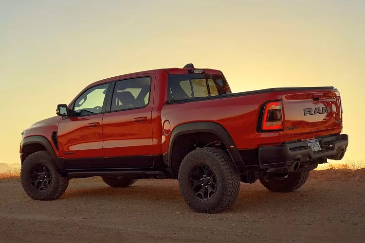 Ram 1500 TRX 2021 sở hữu không gian nội thất rộng rãi, sử dụng nhiều loại vật liệu, màu sắc khác nhau như: vải và nhựa cao cấp, da và da lộn đi kèm với các điểm nhấn màu đỏ và trang trí bằng sợi carbon. Bảng điều khiển trung tâm được bọc bằng da, vô lăng đáy phẳng tích hợp lẫy chuyển số