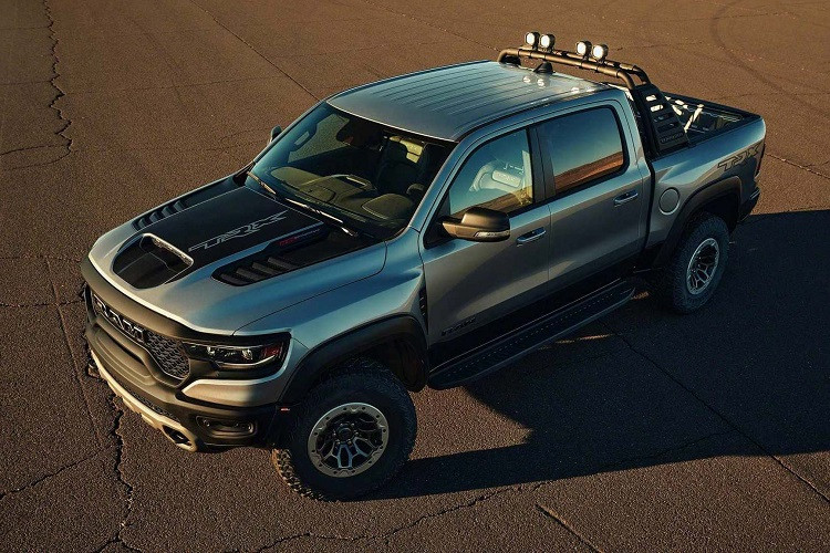 Bán tải hiệu năng cao Ram 1500 TRX 2021 có giá bán khởi điểm từ 69.995 USD (khoảng 1,6 tỷ đồng). Đặc biệt, sẽ có 702 chiếc thuộc phiên bản “Launch Edition” được sản xuất giới hạn dành cho những khách hàng đầu tiên, phiên bản này được trang bị rất nhiều “đồ chơi” như: mâm beadlock, 19 loa Harman Kardon, cửa sổ trời toàn cảnh panoramic, màu sơn Xám đặc biệt… Giá xe Ram 1500 TRX 2021 cho phiên bản Launch Edition này rơi vào khoảng từ 90.315 USD (khoảng hơn 2 tỷ đồng).