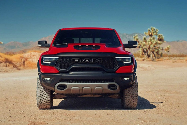 FCA đã mang “đặc sản” động cơ HEMI xăng V8 dung tích 6.2L siêu nạp lên mẫu bán tải Ram 1500 TRX 2021, V8 6.2L siêu nạp cũng chính là quen thuộc trên các phiên bản Dodge Hellcat, cho công suất tối đa 702 mã lực và mô-men xoắn cực đại lên đến 881Nm. Sức mạnh được truyền xuống bốn bánh thông qua hốp số tự động 8 cấp (ZF).