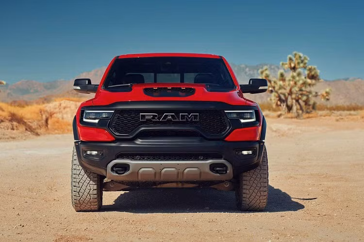 FCA đã mang “đặc sản” động cơ HEMI xăng V8 dung tích 6.2L siêu nạp lên mẫu bán tải Ram 1500 TRX 2021, V8 6.2L siêu nạp cũng chính là quen thuộc trên các phiên bản Dodge Hellcat, cho công suất tối đa 702 mã lực và mô-men xoắn cực đại lên đến 881Nm. Sức mạnh được truyền xuống bốn bánh thông qua hốp số tự động 8 cấp (ZF).