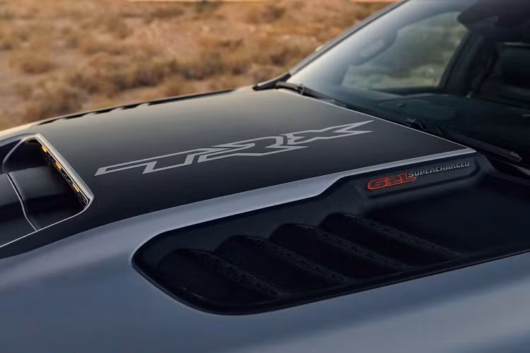 Nhờ đó, chiếc bán tải cỡ lớn này có thể tăng tốc từ 0 – 96 km/h chỉ trong 4,5 giây trước khi đạt tốc độ tối đa 189 km/h. Ram 1500 TRX 2021 còn hấp dẫn hơn ở đường đua drag (nếu thích), khi hãng xe Mỹ cho biết nó có thể “nhai” đường đua drag ¼ dặm chỉ trong 12,9 giây, một con số khá ấn tưởng đối với một chiếc bán tải full-size. Ram TRX có trọng tải tối đa là 1.310 pound (0,5 tấn) và sức kéo rơ-moóc tối đa đạt 8.100 pound (3,6 tấn).