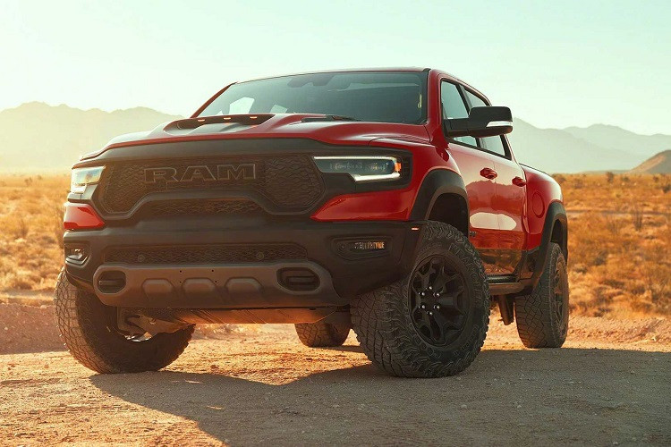 Đáng chú ý, hộp số tự động 8 cấp “TorqueFlite 8HP95” của Ram 1500 TRX 2021 được chia sẻ chung với “người anh em” Jeep Grand Cherokee Trackhawk, nhưng nó được nâng cấp các bánh răng, ly hợp, vòng bi để tăng sức chịu đựng, đáp ứng được cho công suất và mô men xoắn lớn hơn, để hoạt động một cách bền bỉ, đồng thời cho khả năng chuyển số nhanh và linh hoạt trong các điều kiện lái xe bình thường hoặc “bào” đường off-road ở cường độ cao.