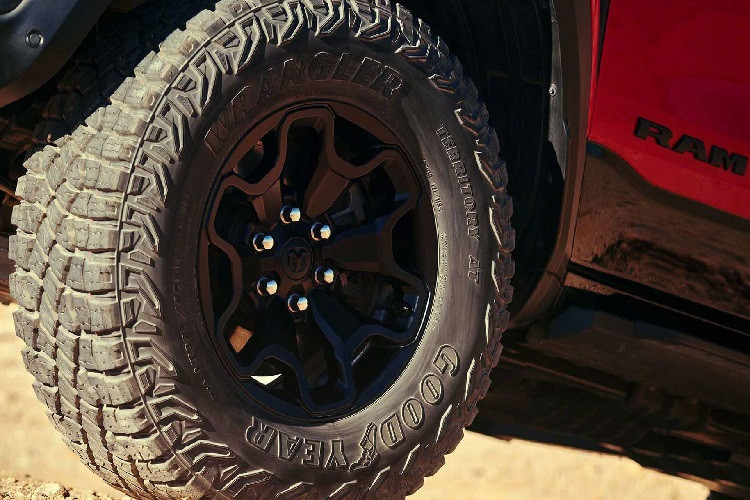 Với chiều dài 600 mm, lò xo treo phía sau của Ram 1500 TRX 2021 tự hào là loại lò xo có kích thước dài nhất từng được sử dụng trên một chiếc xe thương mại. Bên cạnh đó, Ram 1500 TRX 2021 sử dụng cầu sau Dana 60 có thể di chuyển lên đến 13 inch, trang bị khoá vi sai cầu sau điện tử cũng là trang bị tiêu chuẩn để tăng hiệu suất off-road.