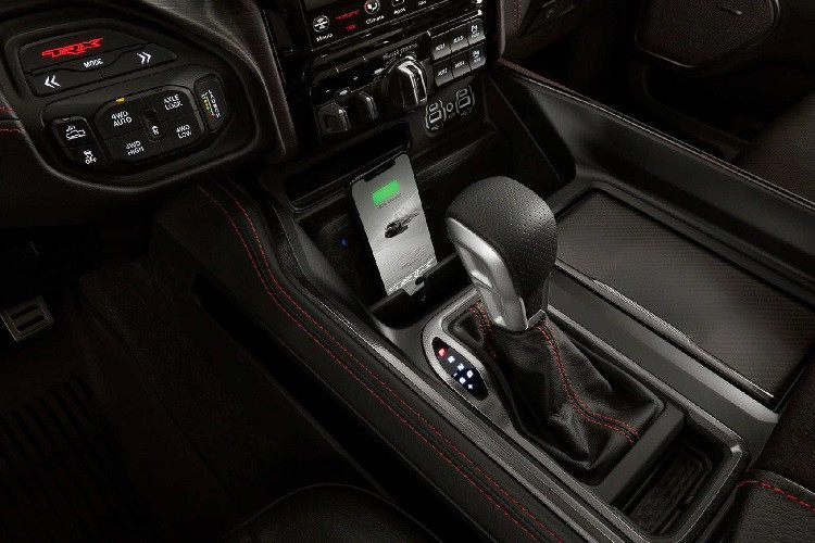 Ram 1500 TRX 2021 sở hữu góc tiếp cận ở phần đầu xe 30, 2 độ, góc vượt đỉnh dốc 21,9 độ, góc thoát sau 23,5 độ đi cùng với khoảng sáng gầm đạt 299mm và khả năng lội nước lên đến 812mm (32 inch) cho phép Ram 1500 TRX 2021 có thể tự tin di chuyển trên nhiều địa hình khác nhau.