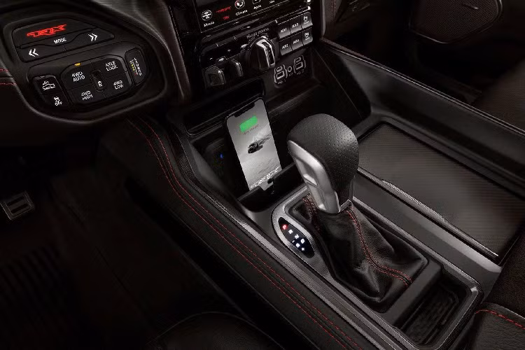 Ram 1500 TRX 2021 sở hữu góc tiếp cận ở phần đầu xe 30, 2 độ, góc vượt đỉnh dốc 21,9 độ, góc thoát sau 23,5 độ đi cùng với khoảng sáng gầm đạt 299mm và khả năng lội nước lên đến 812mm (32 inch) cho phép Ram 1500 TRX 2021 có thể tự tin di chuyển trên nhiều địa hình khác nhau.