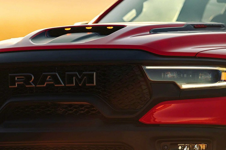 Ram 1500 TRX 2021 ra đời khi được lấy cảm hứng từ mẫu concept TRX mà Ram đã giới thiệu hồi năm 2016. Phiên bản “flagship” của dòng bán tải Ram 1500 được thiết kế để vận hành ở điều kiện khắc nghiệt với độ bền cao, và khác biệt so với khung của Ram 1500 thông thường. Ram cho biết toàn bộ phần khung 1500 TRX 2021 sử dụng thép cường độ cao để chịu được độ vặn xoắn cao, tăng độ ổn đinh, độ bền khi vận hành.