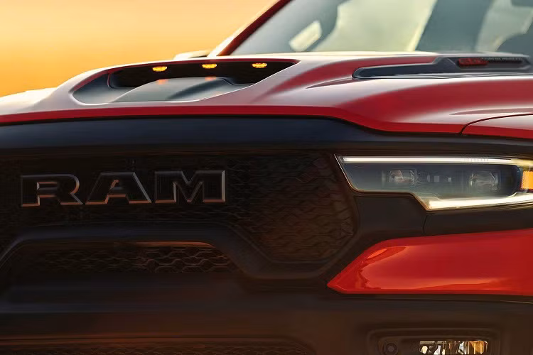 Ram 1500 TRX 2021 ra đời khi được lấy cảm hứng từ mẫu concept TRX mà Ram đã giới thiệu hồi năm 2016. Phiên bản “flagship” của dòng bán tải Ram 1500 được thiết kế để vận hành ở điều kiện khắc nghiệt với độ bền cao, và khác biệt so với khung của Ram 1500 thông thường. Ram cho biết toàn bộ phần khung 1500 TRX 2021 sử dụng thép cường độ cao để chịu được độ vặn xoắn cao, tăng độ ổn đinh, độ bền khi vận hành.