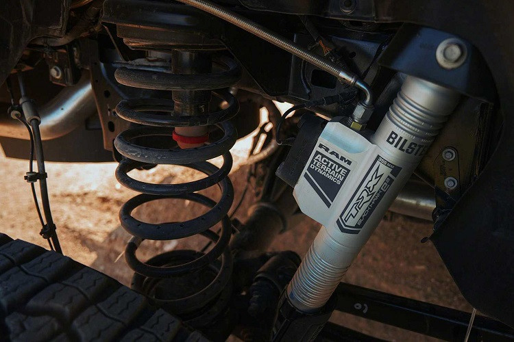 Giảm xóc chủ động này chính là món đồ chơi mà Ram trang bị cho 1500 TRX 2021, nhằm cạnh tranh, đối đầu với giảm xóc FOX Racing Shox Live-Valve mà hãng FOX đã cùng với Ford Performance hợp tác phát triển cho F-150 Raptor. Đây còn là một cuộc chơi giữa hai thương hiệu giảm xóc Bilstein và FOX Racing!