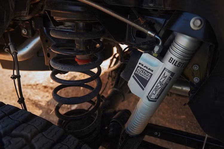 Giảm xóc chủ động này chính là món đồ chơi mà Ram trang bị cho 1500 TRX 2021, nhằm cạnh tranh, đối đầu với giảm xóc FOX Racing Shox Live-Valve mà hãng FOX đã cùng với Ford Performance hợp tác phát triển cho F-150 Raptor. Đây còn là một cuộc chơi giữa hai thương hiệu giảm xóc Bilstein và FOX Racing!