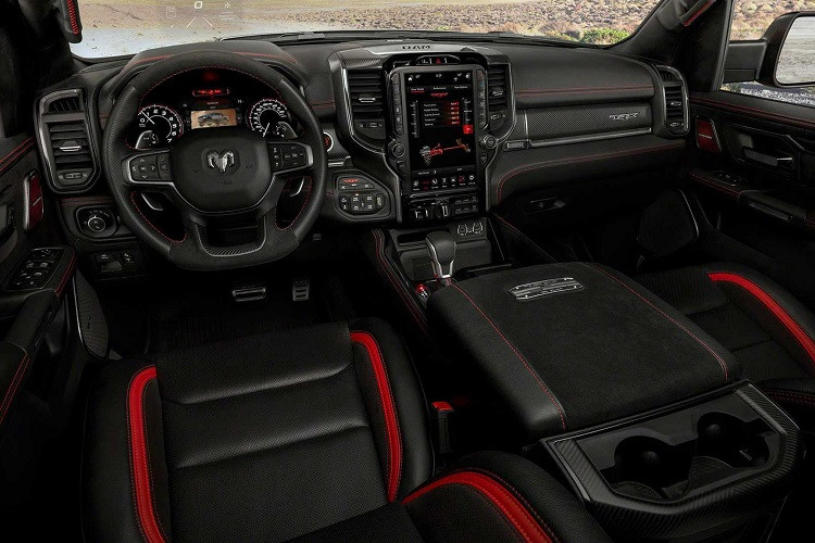 Giảm sóc Bilstein Black Hawk e2 2,5 inch được thiết kế dành riêng cho Ram 1500 TRX 2021 mang lại khả năng phản ứng nhanh chóng, hỗ trợ đi địa hình ở tốc độ cao hơn 100 miles/ giờ (160 km/h). Ram 1500 TRX 2021 được trang bị hộp số phụ, hỗ trợ gài cầu toàn thời gian BorgWarner 48-13 mới. “Dàn chân” của Ram 1500 TRX 2021 sử dụng bộ lốp Goodyear Wrangler Territory đi kèm với bộ mâm 18 ich (325/65R18), bộ lốp này được Goodyear phát triển dành riêng cho Ram TRX, nó mang nhiều ưu điểm như chống mài mòn, bám đường và giảm tiếng ồn.