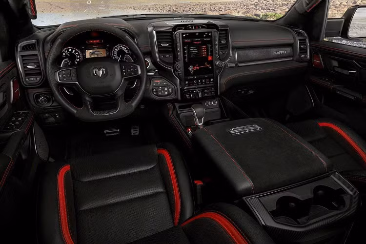 Giảm sóc Bilstein Black Hawk e2 2,5 inch được thiết kế dành riêng cho Ram 1500 TRX 2021 mang lại khả năng phản ứng nhanh chóng, hỗ trợ đi địa hình ở tốc độ cao hơn 100 miles/ giờ (160 km/h). Ram 1500 TRX 2021 được trang bị hộp số phụ, hỗ trợ gài cầu toàn thời gian BorgWarner 48-13 mới. “Dàn chân” của Ram 1500 TRX 2021 sử dụng bộ lốp Goodyear Wrangler Territory đi kèm với bộ mâm 18 ich (325/65R18), bộ lốp này được Goodyear phát triển dành riêng cho Ram TRX, nó mang nhiều ưu điểm như chống mài mòn, bám đường và giảm tiếng ồn.