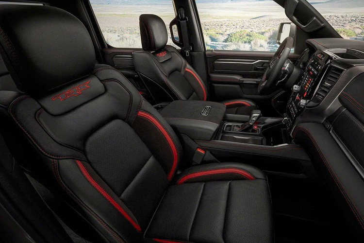 Ram 1500 TRX 2021 được mang thiết kế mạnh mẽ rất vạm vỡ, nắp ca-pô nhiều đường gân gợi cảm tích hợp khe hút gió cỡ lớn với chức năng hỗ trợ đưa lượng khí nạp cần thiết vào động cơ V8 6.2L siêu nạp. Phần đầu Ram 1500 TRX 2021 sử dụng đèn pha LED projector thích ứng (AFS), được bố trí tích hợp vào cụm lưới tản nhiệt cỡ lớn để tăng thêm vẻ thẩm mỹ cho xe.