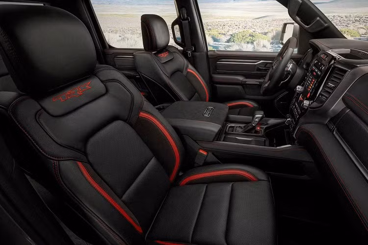 Ram 1500 TRX 2021 được mang thiết kế mạnh mẽ rất vạm vỡ, nắp ca-pô nhiều đường gân gợi cảm tích hợp khe hút gió cỡ lớn với chức năng hỗ trợ đưa lượng khí nạp cần thiết vào động cơ V8 6.2L siêu nạp. Phần đầu Ram 1500 TRX 2021 sử dụng đèn pha LED projector thích ứng (AFS), được bố trí tích hợp vào cụm lưới tản nhiệt cỡ lớn để tăng thêm vẻ thẩm mỹ cho xe.