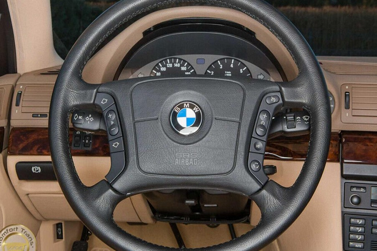 Người rao bán cũng khẳng định chiếc BMW 740i này chưa từng được phục chế mà vẫn nguyên trạng như lúc mới xuất xưởng. Bên ngoài, xe được sơn màu xanh ngọc lục bảo đẹp mắt và đi kèm bộ vành đậm chất cổ điển.