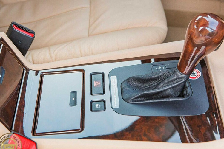 Bên trong chiếc xe sang là không gian nội thất bọc da màu kem thanh lịch, tạo sự tương phản với những chi tiết màu đen như vô lăng hay cụm điều khiển trung tâm. Ngoài ra, xe còn được ốp gỗ trên mặt táp-lô, mặt cửa, cụm điều khiển trung tâm và cần số. Những chi tiết ốp gỗ của chiếc BMW 740i vẫn còn rất bóng.