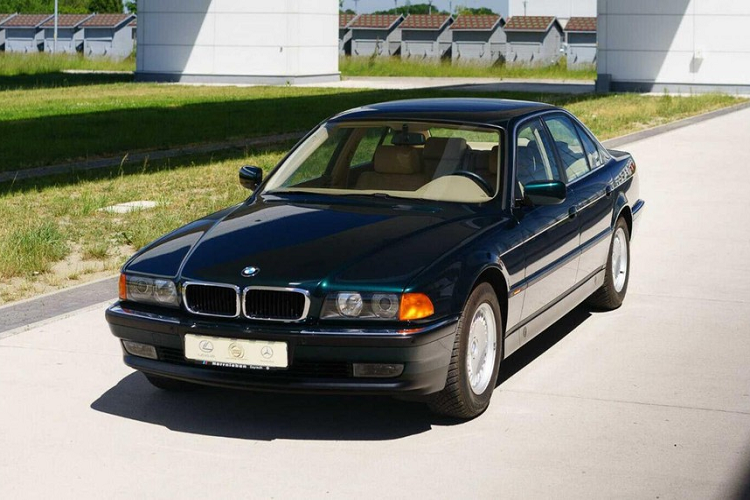 Mới đây, trên trang eBay tại Đức đã xuất hiện một mẩu tin rao bán ôtô khiến nhiều người phải chú ý. Chiếc xe được rao bán trong mẩu tin này là BMW 740i đời 1998.