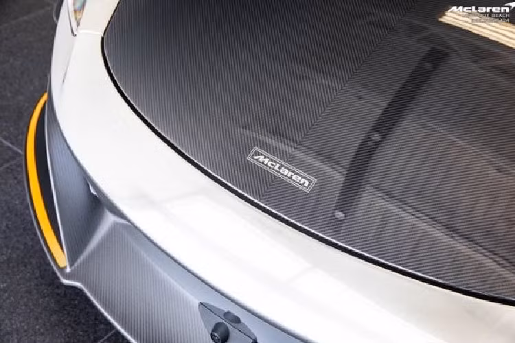 Ý tưởng về một chiếc xe đua với màu sơn bạc crom được Ron Dennis, Giám đốc điều hành của Mclaren khi đó đưa ra. Azkonobel là hãng được chọn để thi công màu sơn này lên chiếc xe đua khi đó vì Mclaren cần một lớp sơn đủ nhẹ, đủ chắc, chịu nhiệt tốt và hơn cả là ít tạo ra ma sát với không khí.