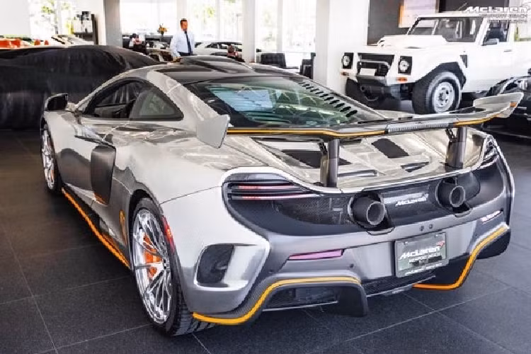 Chiếc Mclaren MSO HS hàng hiếm này đang được rao bán này đặc biệt hơn khi nó sở hữu màu sơn Liquid Chrome Silver, hay còn được gọi với tên gọi khác là MSO F1 Chrome. Màu sơn này trước đây được sử dụng cho những chiếc xe đua Công thức 1 của Mclaren trong giai đoạn từ năm 2007 đến năm 2014.