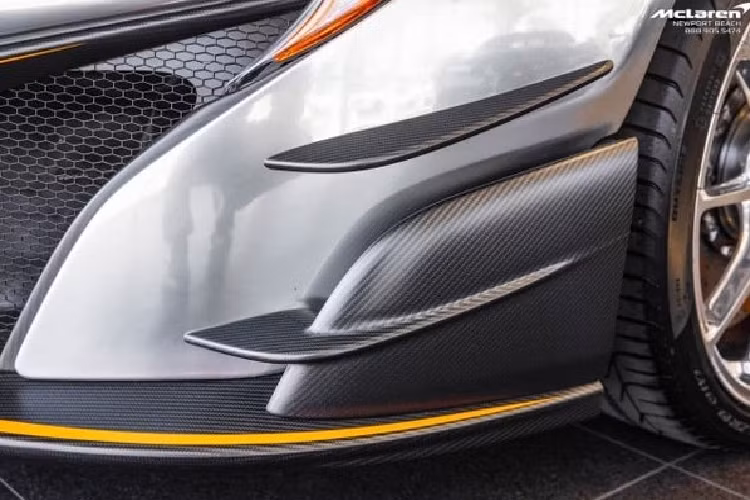 Để có thể sở hữu màu sơn đặc biệt này lên chiếc Mclaren của mình, khách hàng phải bỏ ra số tiền 100.000 USD. Đặc biệt hơn, đây được coi là màu sơn “khó chịu” nhất trên thị trường hiện tại khi hãng siêu xe Mclaren cho biết nó không nên được rửa trực tiếp bằng nước và dán phim bảo vệ (PPF). Bất kì những tác động nào lên bề mặt sơn cũng có thể khiến nó bị trầy xước ngay lập tức.