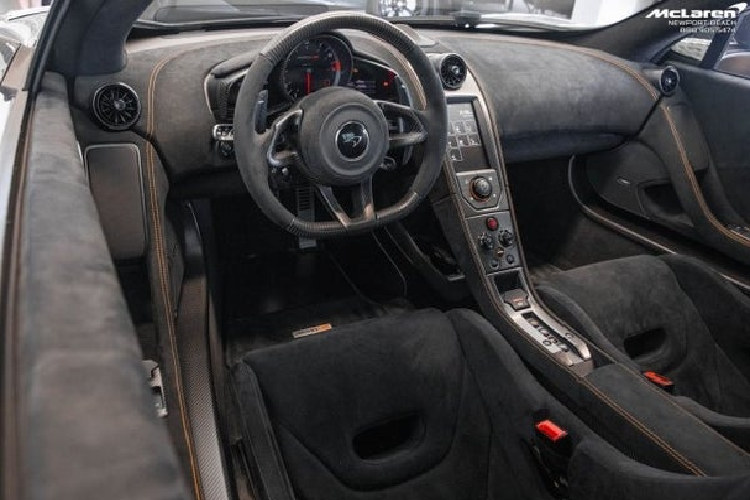 Khoang lái của Mclaren MSO HS không có gì khác biệt so với bản hiệu năng cao ra mắt trước nó là 675LT. Xe vẫn được trang bị ghế đua thể thao bọc da lộn Alcantara màu đen cũng da Nappa. Hai chất liệu da này còn xuất hiện ở nhiều chi tiết khác bên trong khoang lái, đi cùng chỉ khâu tương phản màu cam. Sợi carbon được sử dụng rộng rãi khắp nội thất.