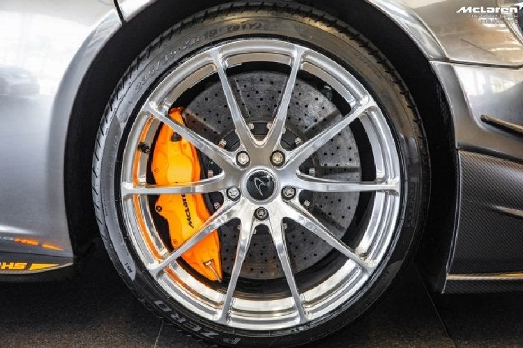 Ngoại thất của xe được hoàn thiện với nhiều chi tiết được làm bằng sợi carbon mờ như cản trước, cản sau cũng như nhiều chi tiết khiến động học khác đặt dọc thân xe. Một số chi tiết khác được hoàn thiện bóng là cánh gió, nắp capo và mui xe,… Những đường kẻ sọc màu cam cũng xuất hiện tại nhiều chi tiết khí động học, tạo nét tương phản cho ngoại thất. Xe được trang bị bộ mâm đa chấu hoàn thiện bề mặt crom.